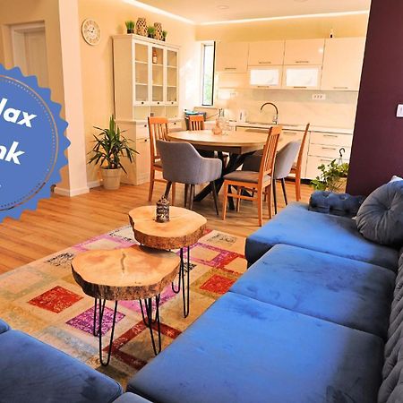 Central Single House With Parking-Top Location! โนวาลยา ภายนอก รูปภาพ