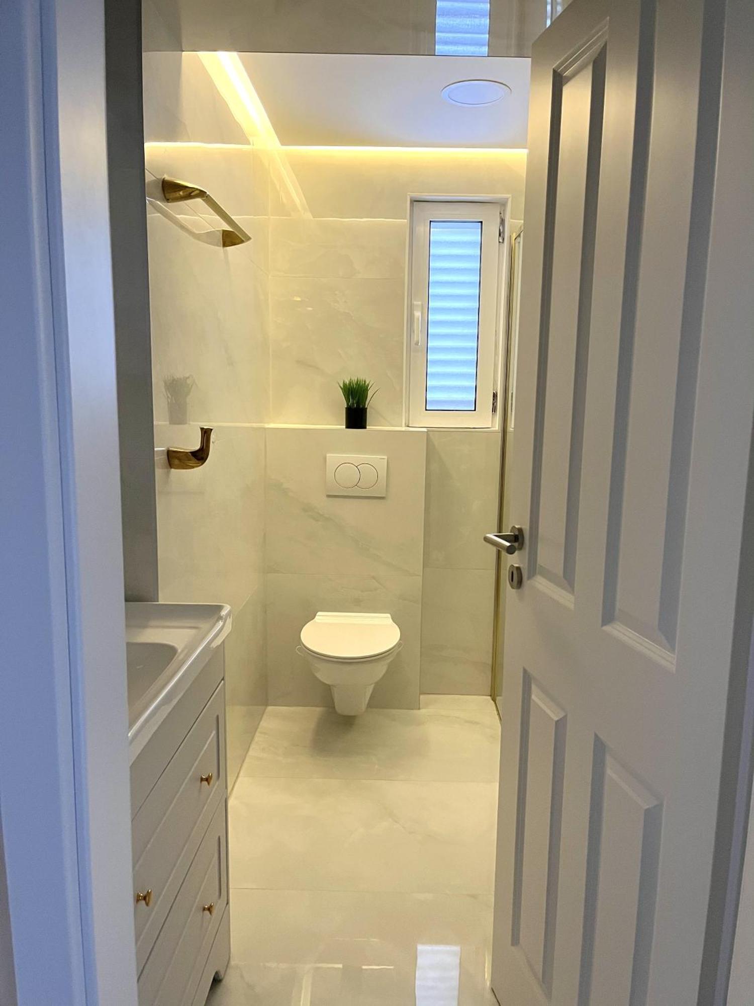 Central Single House With Parking-Top Location! โนวาลยา ภายนอก รูปภาพ
