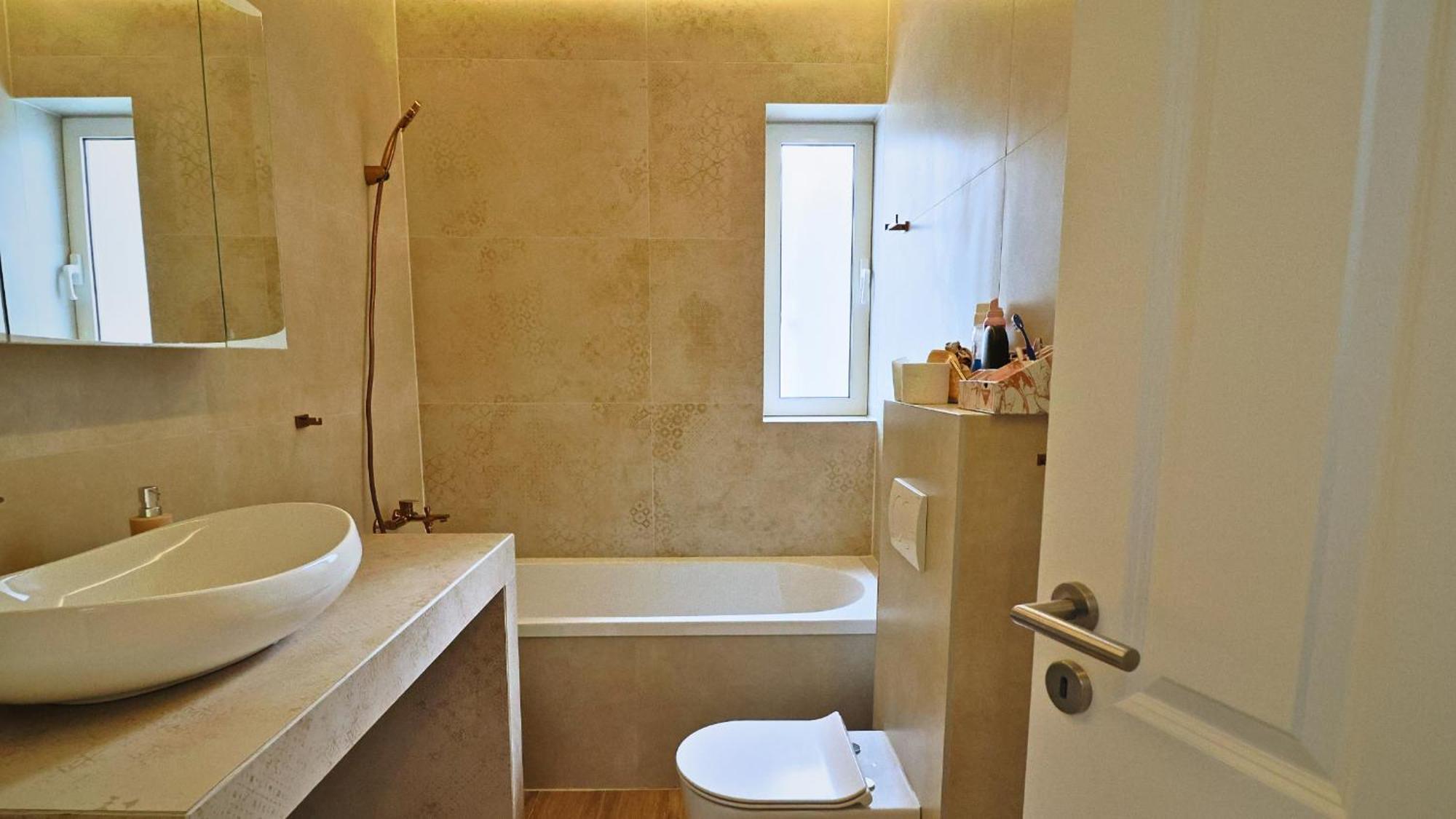 Central Single House With Parking-Top Location! โนวาลยา ภายนอก รูปภาพ