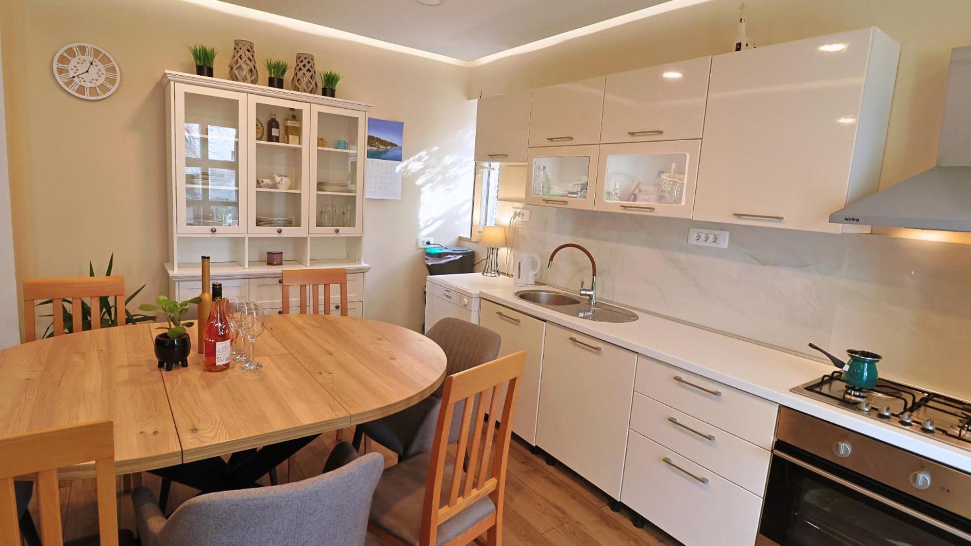 Central Single House With Parking-Top Location! โนวาลยา ภายนอก รูปภาพ