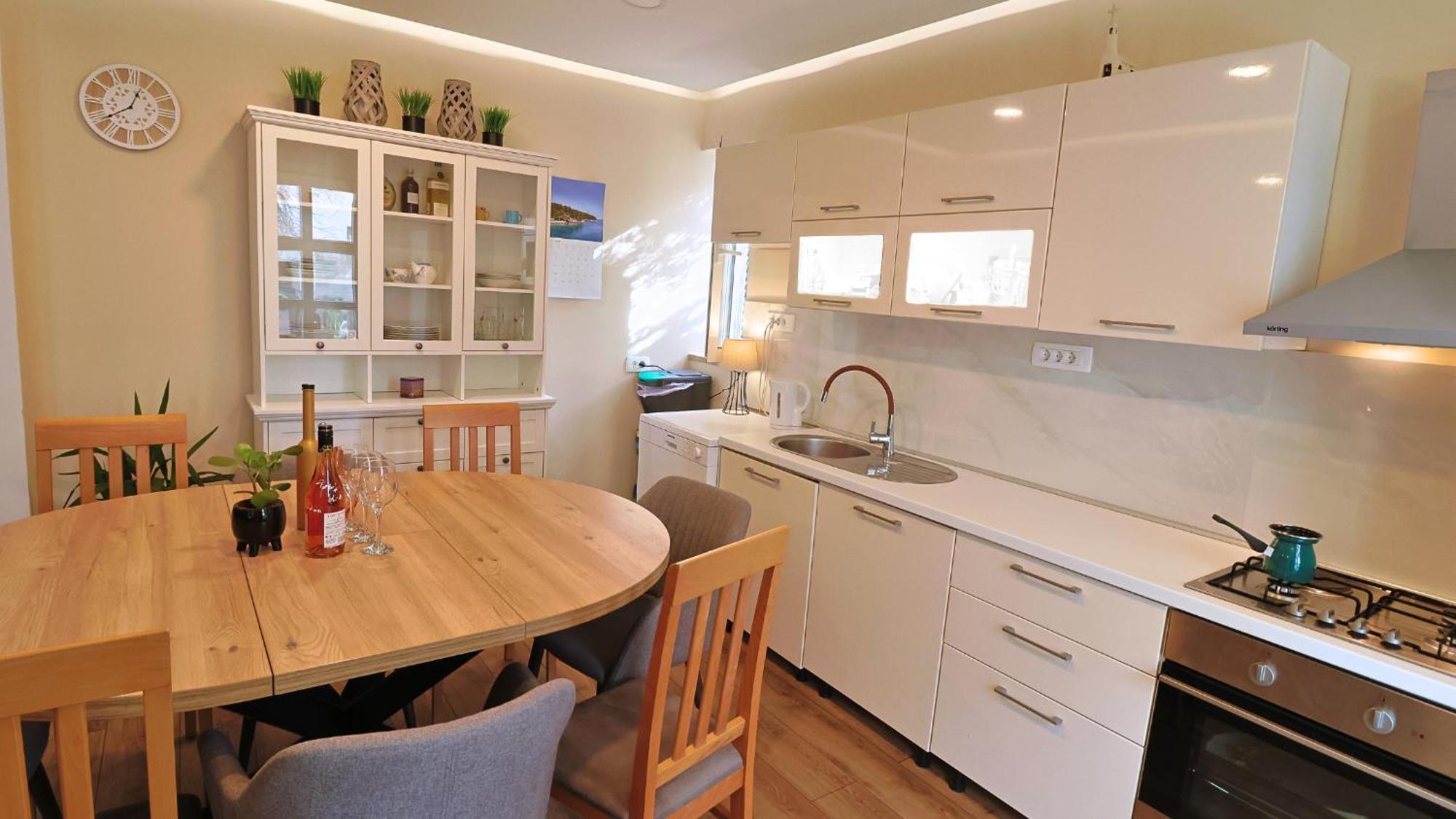 Central Single House With Parking-Top Location! โนวาลยา ภายนอก รูปภาพ