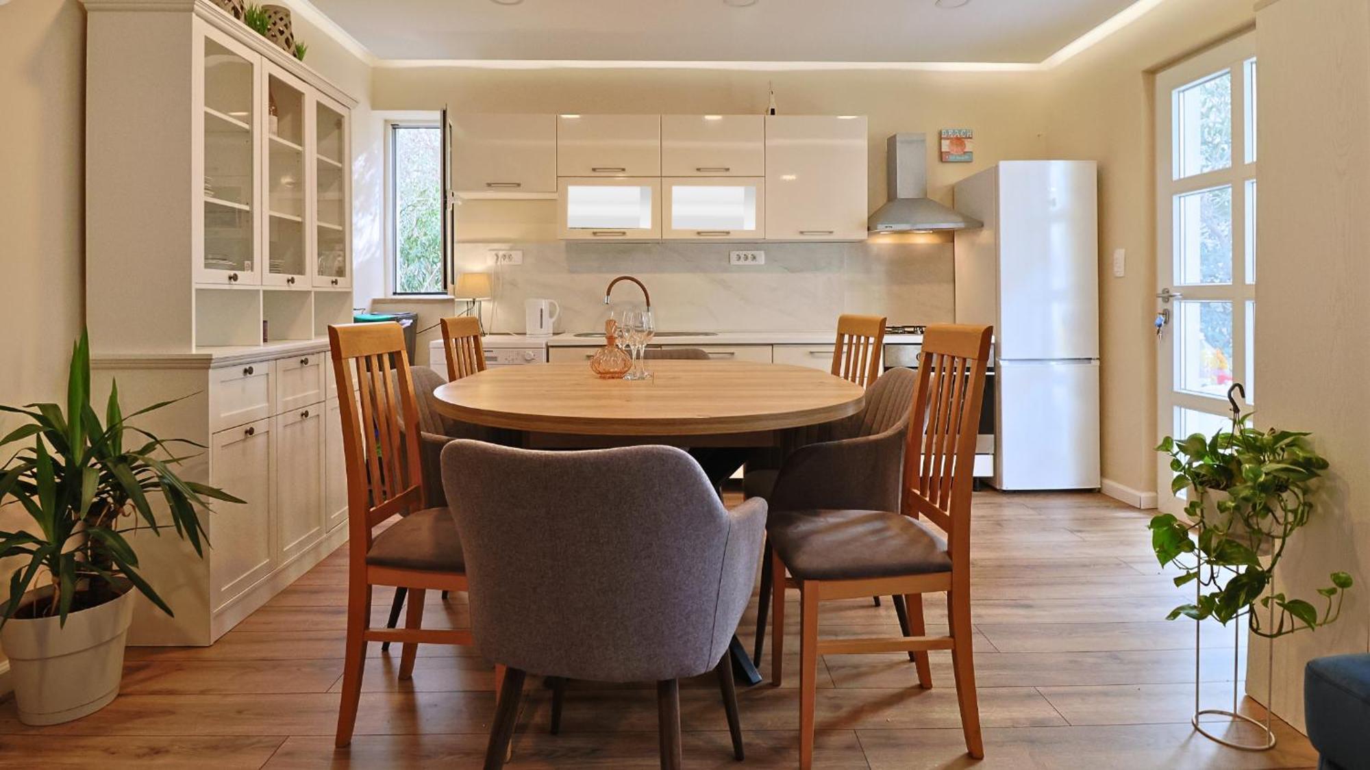 Central Single House With Parking-Top Location! โนวาลยา ภายนอก รูปภาพ